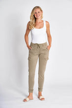 Load image into Gallery viewer, ZHRILL CARGO BROEK DAISEY STRIPED olive
