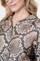 Afbeelding in Gallery-weergave laden, GEISHA BLOUSE ANIMAL black/sand
