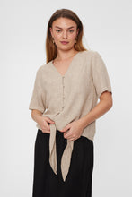 Afbeelding in Gallery-weergave laden, FREEQUENT BLOUSE WITH TIE LAVA sand melange
