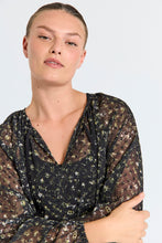 Afbeelding in Gallery-weergave laden, FREEQUENT BLOUSE SANDA PRINTED DOBBY FABRIC black w. kombu green
