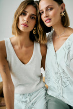 Afbeelding in Gallery-weergave laden, FREEQUENT TOP GRSCALIVA KNTTED LINEN MIX moonbeam w. simply taupe
