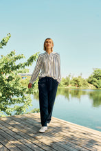 Afbeelding in Gallery-weergave laden, FREEQUENT BROEK LAVA GOLD BUTTON navy blazer
