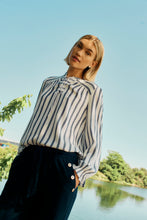 Afbeelding in Gallery-weergave laden, FREEQUENT BROEK LAVA GOLD BUTTON navy blazer
