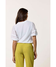 Load image into Gallery viewer, TRAMONTANA TOP PINSTUCK SLEEVES white
