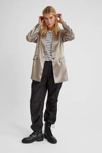 Afbeelding in Gallery-weergave laden, FREEQUENT BLAZER SATIN desert taupe metallic
