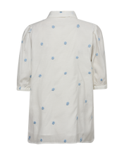 Afbeelding in Gallery-weergave laden, FREEQUENT BLOUSE STREAM ALL OVER EMBROIDERY FABRIC brilliant white w. chambray
