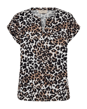 Afbeelding in Gallery-weergave laden, FREEQUENT SHIRT VIVA V-NECK LEO PRINTED simply taupe w. black
