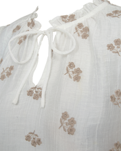 Afbeelding in Gallery-weergave laden, FREEQUENT BLOUSE WENDY WITH EMBROIDERY star off white w. simply taupe
