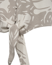 Afbeelding in Gallery-weergave laden, FREEQUENT BLOUSE LAVISCO TIE DETAIL PRINT moonbeam w. simply taupe
