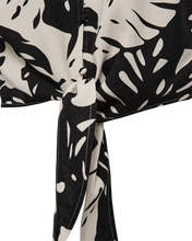 Afbeelding in Gallery-weergave laden, FREEQUENT BLOUSE LAVISCO TIE DETAIL PRINT moonbeam w. black

