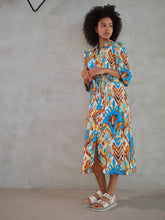 Afbeelding in Gallery-weergave laden, TRAMONTANA DRESS SPRING IKAT print whites
