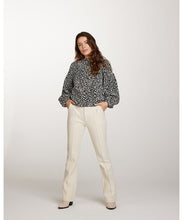 Afbeelding in Gallery-weergave laden, TRAMONTANA TROUSERS FLARED HEAVY TWILL CREAM
